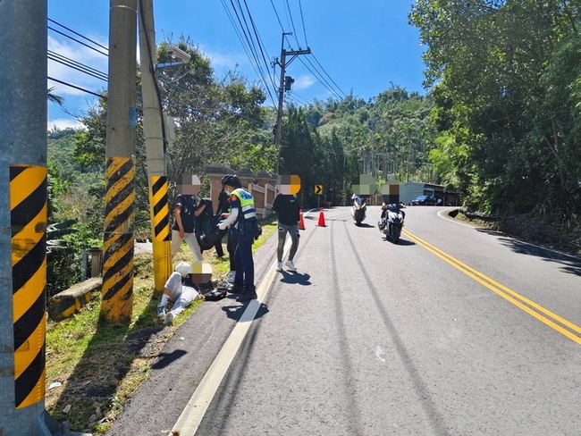 嘉縣台3線男子騎車轉倒噴飛  幸電桿擋住未落崖 | 華視新聞