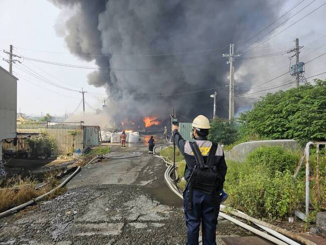 高雄塑膠工廠倉庫起火致空汙 下風處應避免外出 | 華視新聞