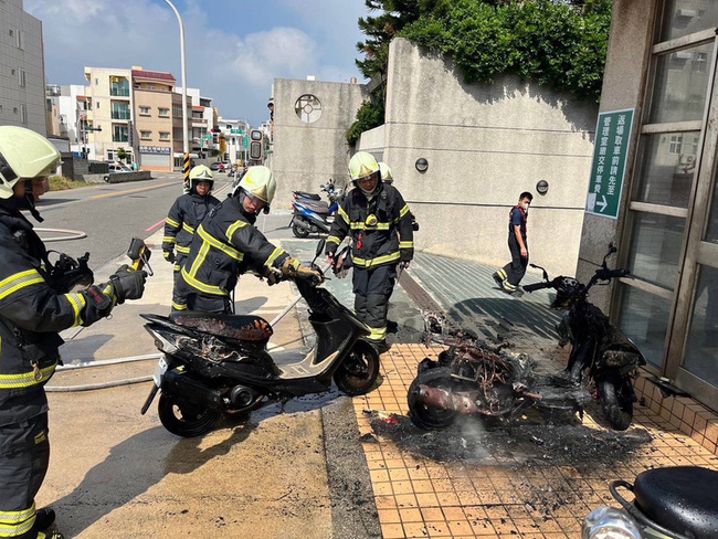 澎湖文光國中停車場出口火警  3機車燒損 | 華視新聞