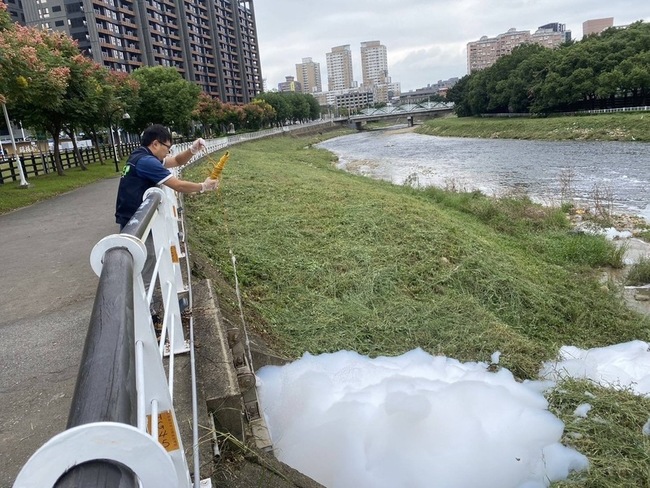 桃園南崁溪4天2度變身泡泡河  環保局開罰限期改善 | 華視新聞