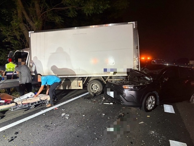 國3龍井路段5車連環撞 大貨車卡護欄4人送醫 | 華視新聞