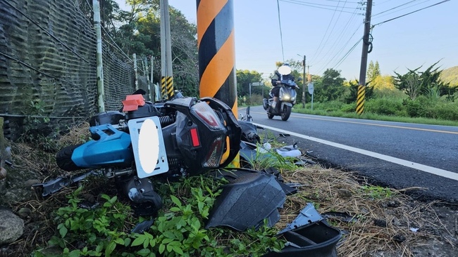 2男大生機車自撞亡 苗栗台13線奪命電桿將移置 | 華視新聞