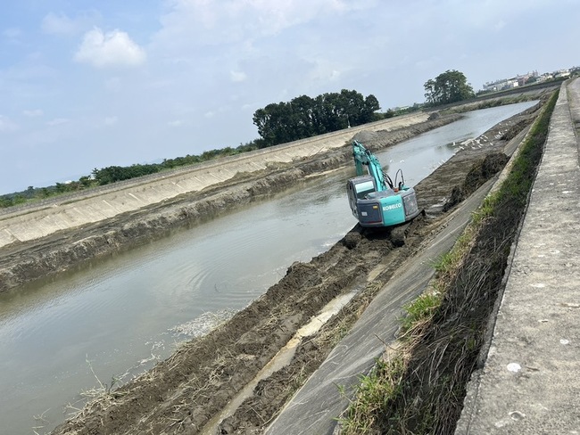 典寶溪因大雨累積淤土 高市府啟動加強清疏計畫 | 華視新聞