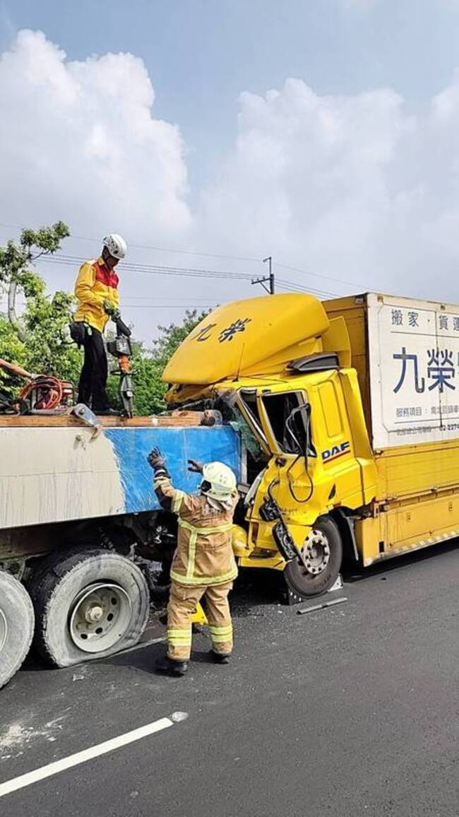 台南大貨車疑追撞砂石車  1駕駛命危送醫 | 華視新聞