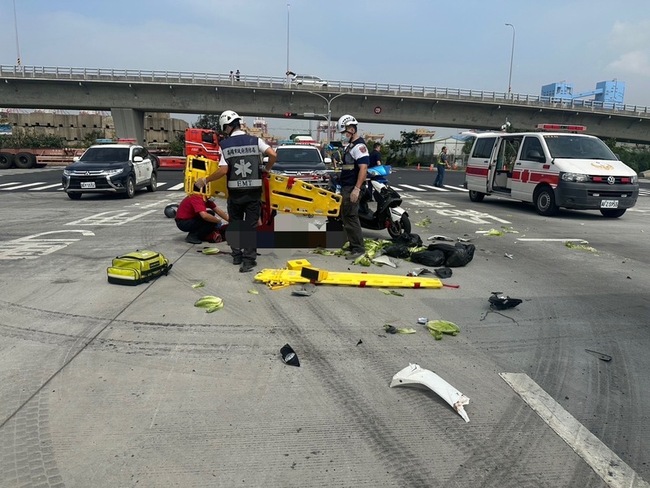 高雄港貨櫃車與機車碰撞 7旬騎士車碎頭傷不治 | 華視新聞