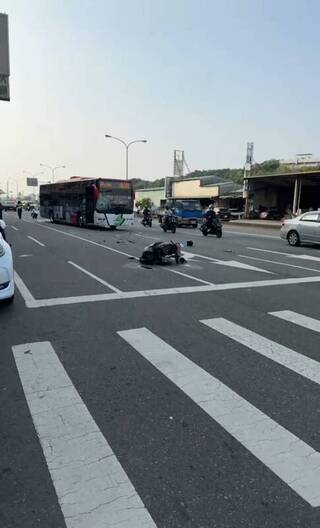 台中烏日機車疑逆向與公車碰撞 騎士命危送醫不治