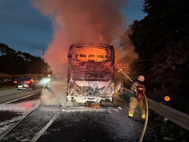 國1客運火燒車 44人緊急疏散 | 華視新聞