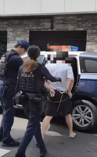 台南無業男佯購金鍊卻搶奪 騎車跌倒遭壓制送辦