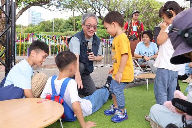 李遠變身小野爺爺  為孩子們「演」故事 | 華視新聞