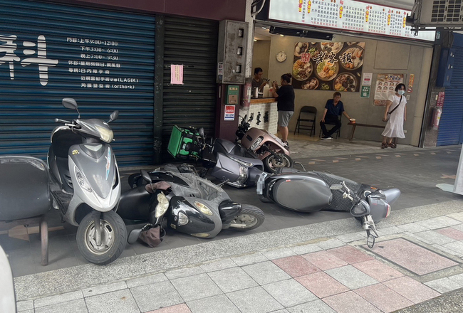 新北倒車不慎撞倒騎樓5機車 男子酒駕公共危險移送 | 華視新聞