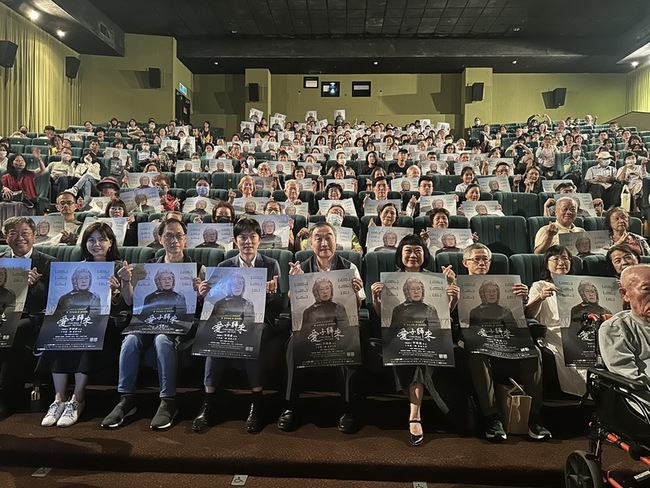 李靖惠「愛子歸來」台中首映 中女中校友合唱獻聲 | 華視新聞