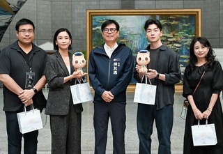 水川麻美演出零日攻擊 陳其邁帶蜜柑站長玩偶探班