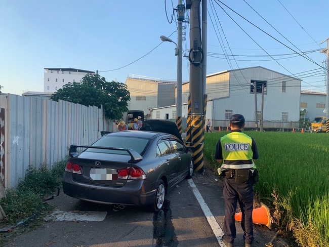 台中男駕車失控自撞電線桿  頭部受創送醫不治 | 華視新聞