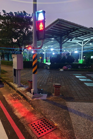 台南試辦行穿線號誌投影燈 地面紅綠光條提醒低頭族