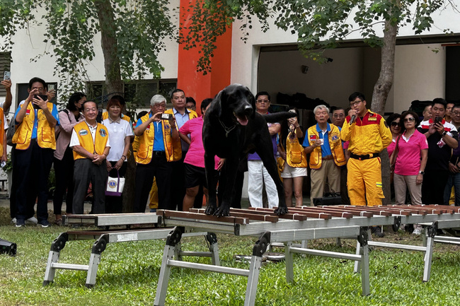 台南消防局獲獅子會贈搜救物資 搜救犬演練答謝 | 華視新聞