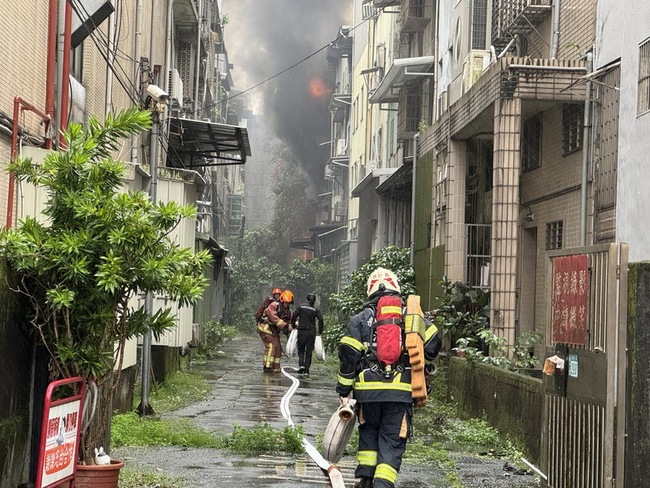 新北汐止一家食品工廠火警竄濃煙 大同路大塞車 | 華視新聞