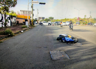 台中海線狂風起 騎士勾電線摔倒、老翁被吹上分隔島