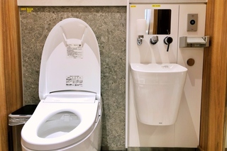 采盟免稅店攜手衛浴公司  打造桃機智慧綠色廁所