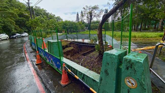 疑地下箱涵破損 基隆碇內15號公園出現大坑洞 | 華視新聞