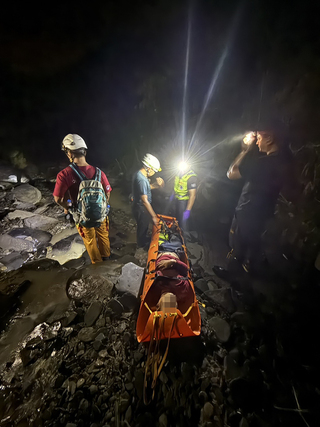 男子上山採草藥摔落山坡 南投救難人員溯溪救援