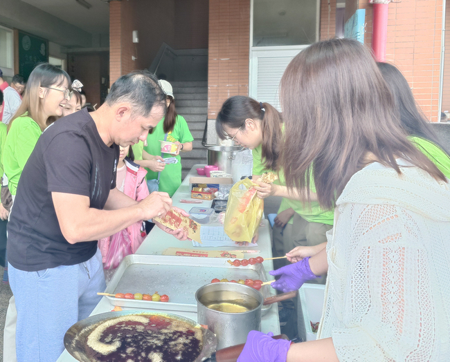 馬祖中正國中小園遊會  人潮超出預期商品秒殺 | 華視新聞