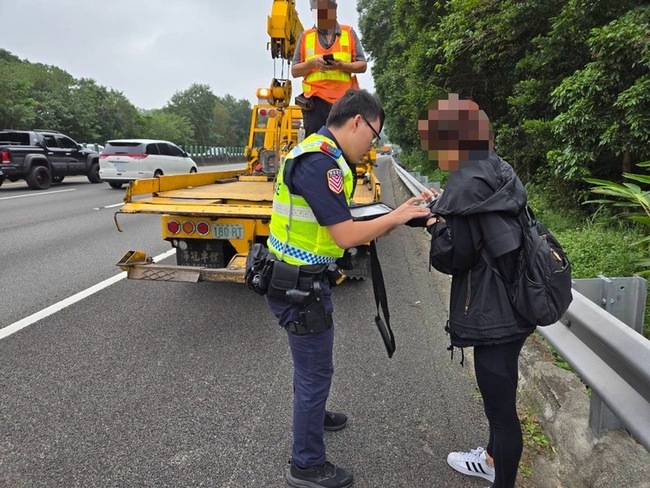 澳洲男騎YouBike看導航誤闖竹縣國道 警攔停開罰 | 華視新聞