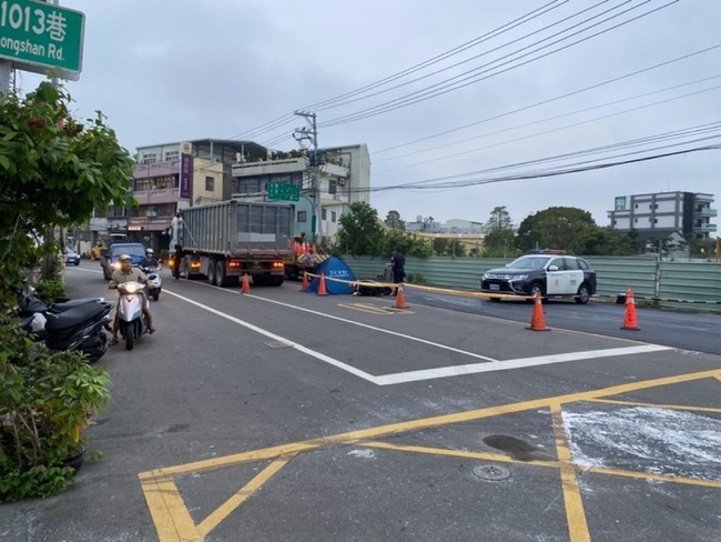 台中機車與曳引車變換車道碰撞 女騎士當場身亡 | 華視新聞