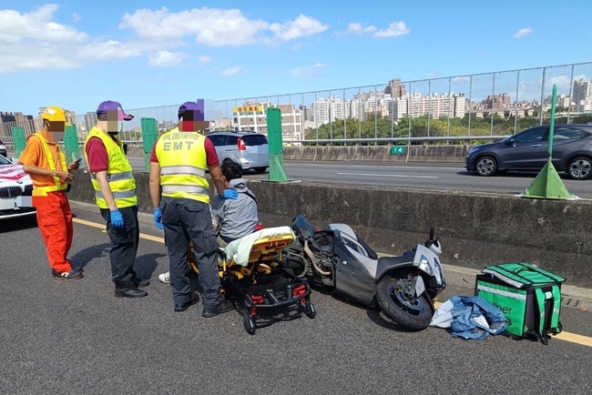 機車騎士桃園恍神誤闖國道撞護欄  警察依法開罰 | 華視新聞