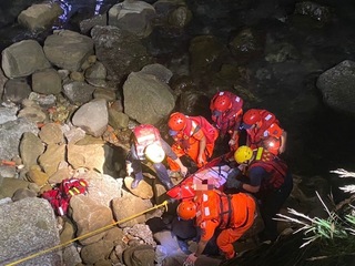 釣客瑞芳酋長岩被浪打落海 幸僅頭部擦傷