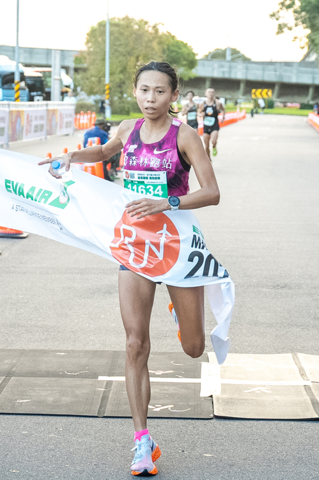 長榮航空觀光馬拉松2.4萬人開跑  曹純玉半馬6連霸 | 華視新聞