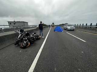 48歲男騎重機西濱快東石段自撞分隔島 頭重創亡