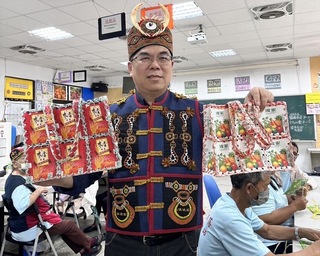 達仁鄉部落回收鋁箔飲料盒做成環保袋 彭啓明驚艷