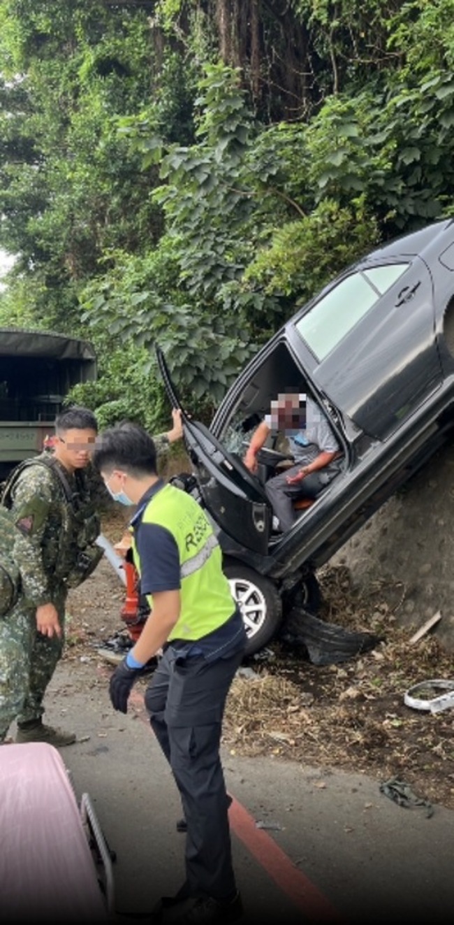 竹縣小客車擦撞軍方交管人員後衝邊坡  2人送醫 | 華視新聞