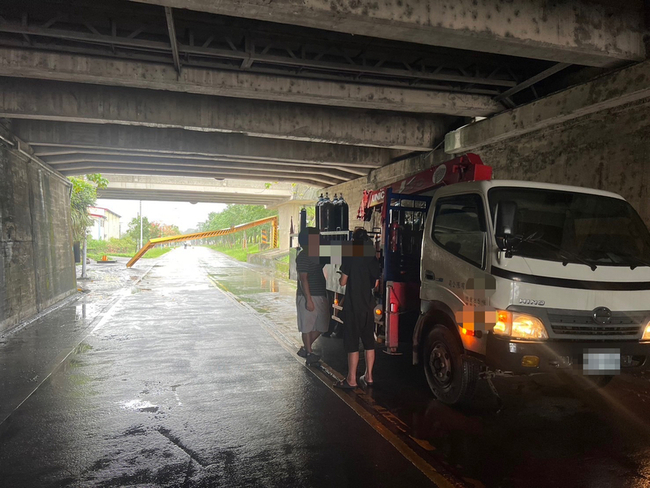 貨車疑機械手臂未收妥  撞斷蘭陽大橋下限高門架 | 華視新聞