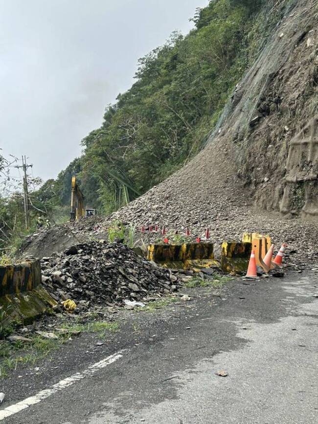 藤枝聯外道路10k邊坡再崩塌  道路封閉雙向管制 | 華視新聞