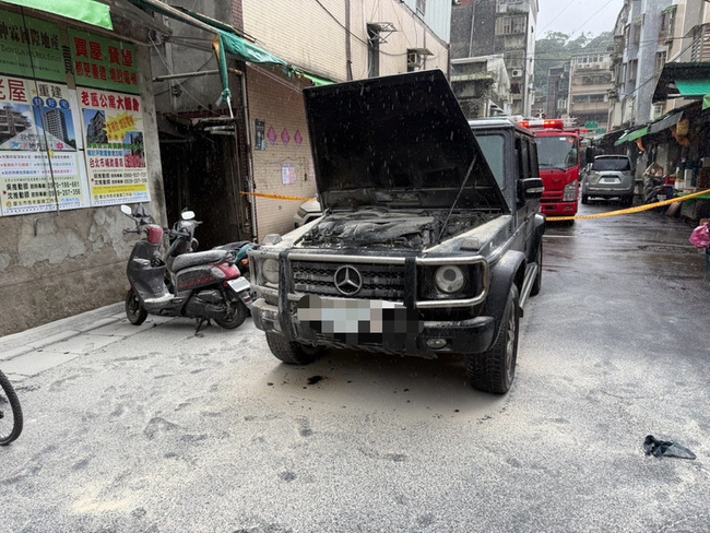 藝人九孔駕車行經內湖區自燃 速借滅火器滅火 | 華視新聞