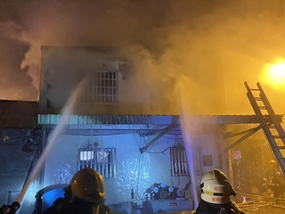 台中大肚洗車場凌晨火警  救出82歲男送醫不治