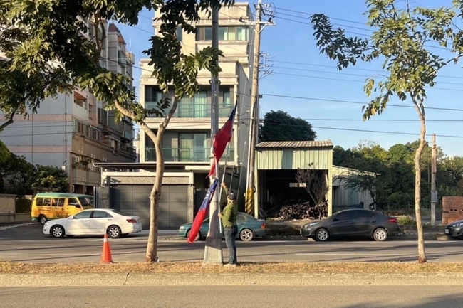 颱風康芮逼近 中市府撤除懸掛燈桿國旗 | 華視新聞