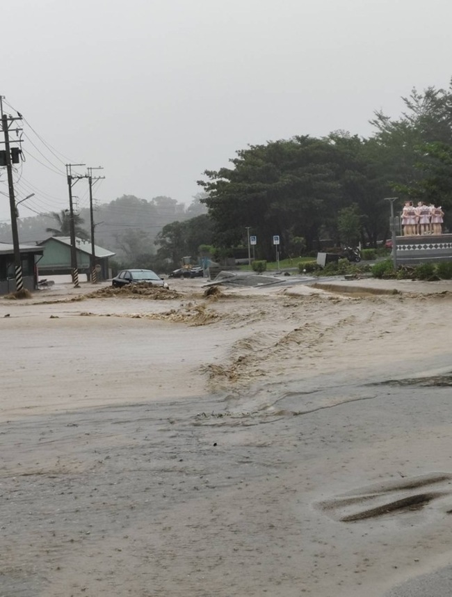 颱風康芮來襲 花蓮南區多處淹水、泥流、路不通 | 華視新聞