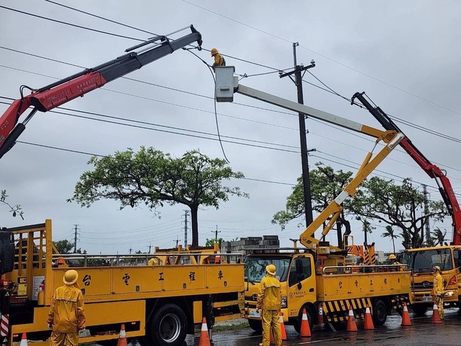 台電累計出動近萬人次搶修  全台6.3萬戶待復電 | 華視新聞