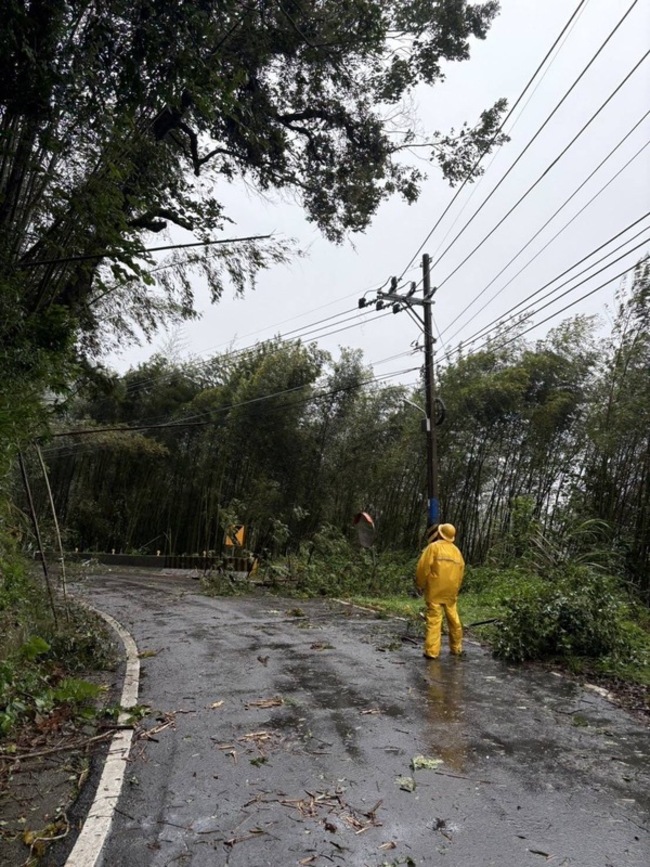 康芮颱風來襲 新竹地區2381戶停電搶修中 | 華視新聞