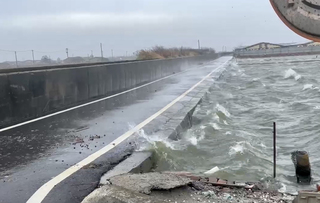 颱風康芮來襲  彰化大城強風吹魚塭溢流馬路