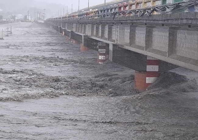 颱風康芮挾豪雨南北河川暴漲 玉里大橋花蓮大橋封閉 | 華視新聞