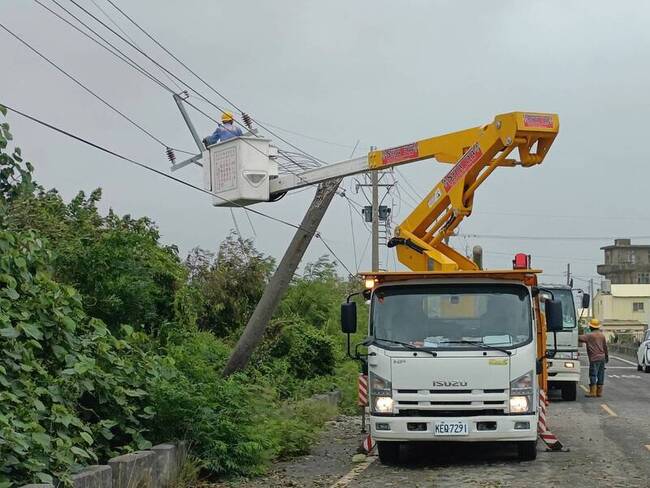 颱風康芮來襲台南沿海強風  近1萬戶一度停電搶修 | 華視新聞