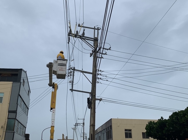 康芮颱風來襲 苗縣一度萬餘戶停電暫無重大災情 | 華視新聞