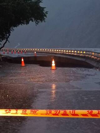 颱風康芮豪雨掏空 南橫桃源段逾10公尺天坑深達河床