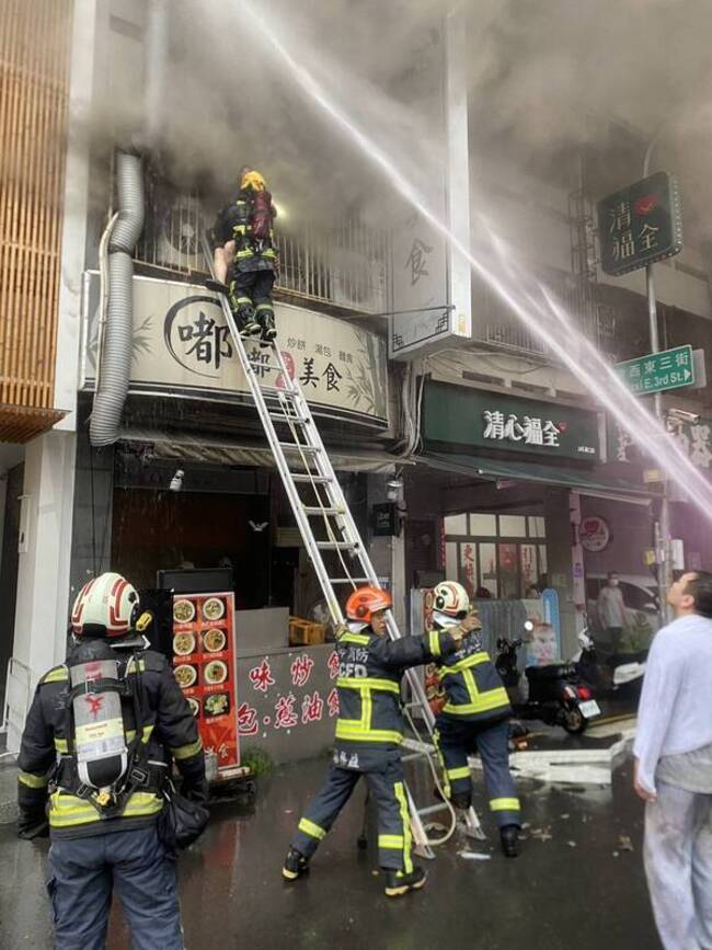 台中小吃店火警救出2人送醫 其中1人命危 | 華視新聞