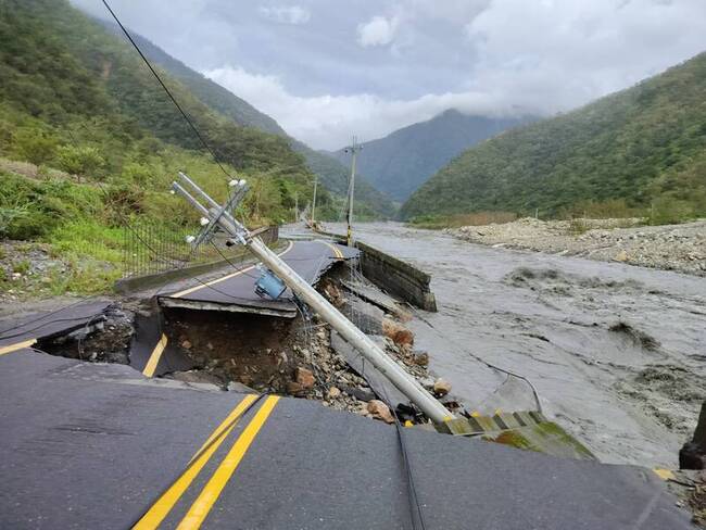 宜蘭縣南澳多處鄉道路基遭淘空中斷  影響通行 | 華視新聞