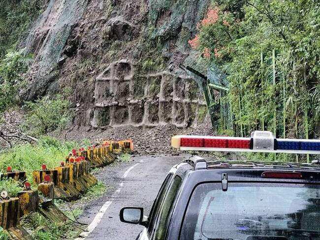 高雄藤枝聯外道路坍方 台27線2.5k處路基掏空封閉 | 華視新聞