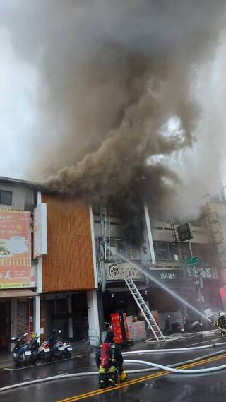 台中小吃店火警延燒多戶 1死1傷